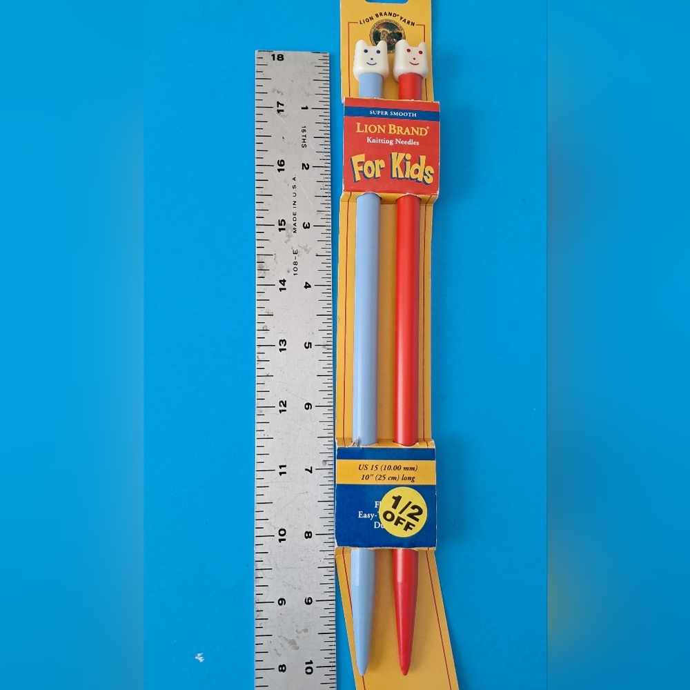 Vintage Lion Brand Knitting Needles for Kids, 10" US 15, Red & Blue - Picture 4 of 7